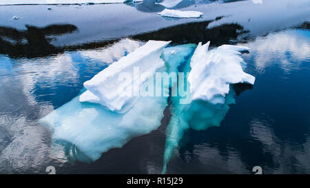 Ghiaccio fondente nel lago di montagna. La Norvegia. Foto Stock