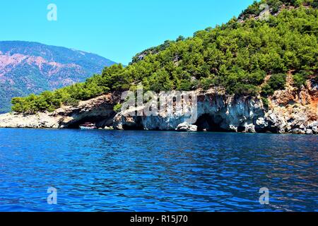 Una grotta sul fiume Cayi a Dalyan, Turchia. I visitatori possono nuotare attraverso la grotta in quanto è una delle tappe del locali turistiche gite in barca. Foto Stock