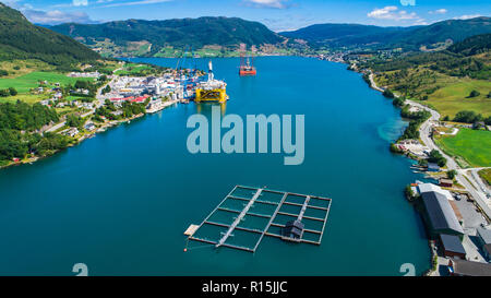 Impianti di trivellazione del petrolio e allevamento di salmoni nel fiordo. Olen, Norvegia. Foto Stock