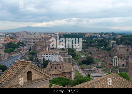 Antenna vista panoramica del Colosseo, Foro Romano di Roma e la chiesa dei Santi Luca e Martina, Italia. Foto Stock