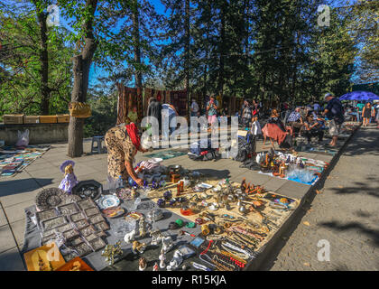 Tbilisi, Georgia - 23 Sett 2018. Secco mercato Ponte a Tbilisi, Georgia. Ponte a secco Bazar è il più grande mercato delle pulci a Tbilisi. Foto Stock