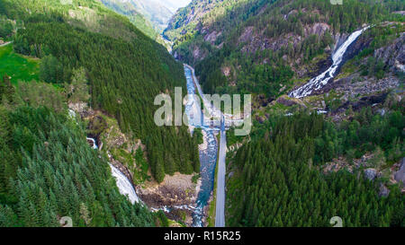 Vista aerea di Latefossen. Una cascata che si trova nel comune di Odda in Hordaland County, Norvegia. Foto Stock