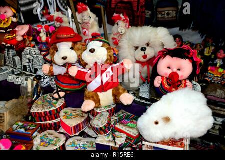 La cavia puppet- Mercato di Huaraz. Dipartimento di Ancash.PERÙ Foto Stock