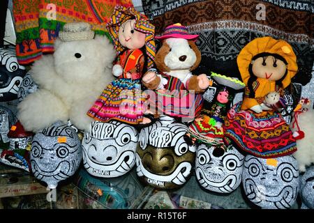 Chavin souvenir - Mercato di Huaraz. Dipartimento di Ancash.PERÙ Foto Stock