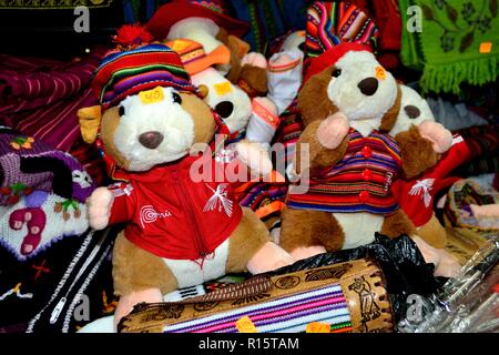 La cavia puppet- Mercato di Huaraz. Dipartimento di Ancash.PERÙ Foto Stock
