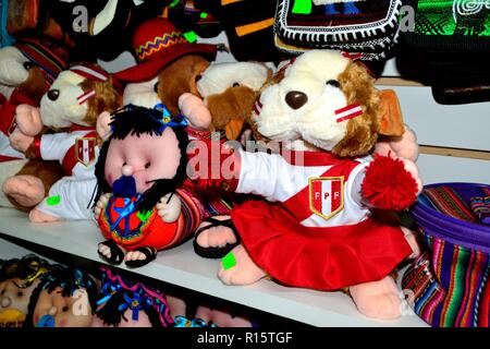 La cavia puppet- Mercato di Huaraz. Dipartimento di Ancash.PERÙ Foto Stock