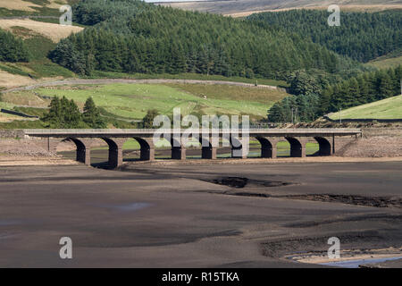 Vista generale di estremamente bassi livelli di acqua nel serbatoio Woodhead, parte del serbatoio Longdendale sistema in High Peak District Foto Stock