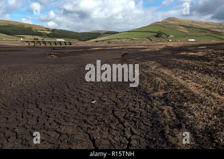 Vista generale di estremamente bassi livelli di acqua nel serbatoio Woodhead, parte del serbatoio Longdendale sistema in High Peak District Foto Stock