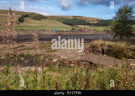 Vista generale di estremamente bassi livelli di acqua nel serbatoio Woodhead, parte del serbatoio Longdendale sistema in High Peak District Foto Stock