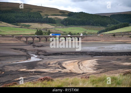 Vista generale di estremamente bassi livelli di acqua nel serbatoio Woodhead, parte del serbatoio Longdendale sistema in High Peak District Foto Stock