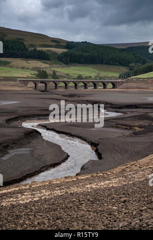 Vista generale di estremamente bassi livelli di acqua nel serbatoio Woodhead, parte del serbatoio Longdendale sistema in High Peak District Foto Stock