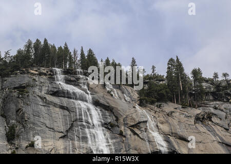 Acqua che cade su di una roccia di granito nel Parco Nazionale di Yosemite Foto Stock