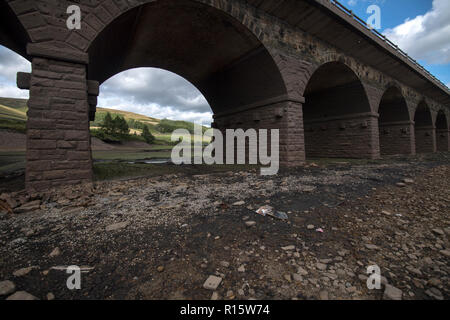 Vista generale di estremamente bassi livelli di acqua nel serbatoio Woodhead, parte del serbatoio Longdendale sistema in High Peak District Foto Stock