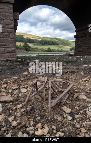 Vista generale di estremamente bassi livelli di acqua nel serbatoio Woodhead, parte del serbatoio Longdendale sistema in High Peak District Foto Stock