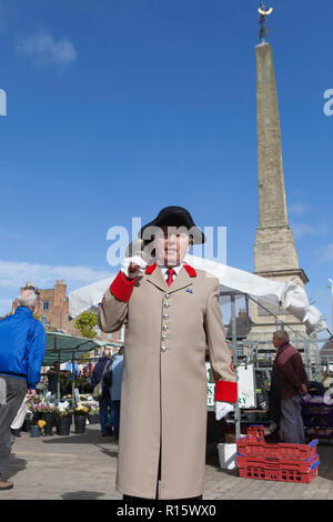 La sentinella di Ripon piazza del mercato con il mercato cross obelisco e si spegne Foto Stock