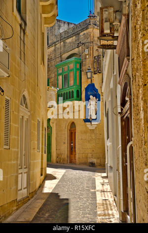 Foto della Chiesa e la strada di Gozo a Malta Foto Stock