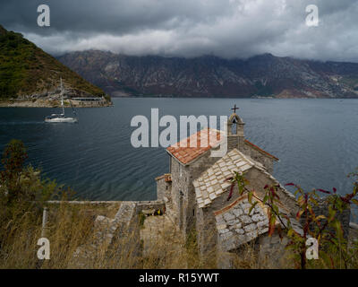 Angolo di alta vista di una chiesa e della Baia di Kotor, Montenegro Foto Stock