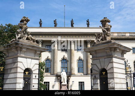Hermann von Helmholtz statua di fronte all'Università Humboldt di Berlino, Germania, giornata soleggiata, scultore Ernts Herter 1899 Foto Stock