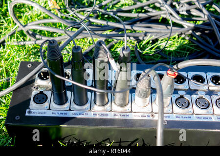 Nero i cavi del microfono collegato al mixer audio nella fase esterna impostato Foto Stock