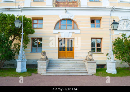 Pavlovsk, San Pietroburgo, Russia - 21 settembre 2017. Facciata del palazzo di Pavlovsk e sculture di leoni su un piedistallo all'entrata in Pavlovsk, Foto Stock