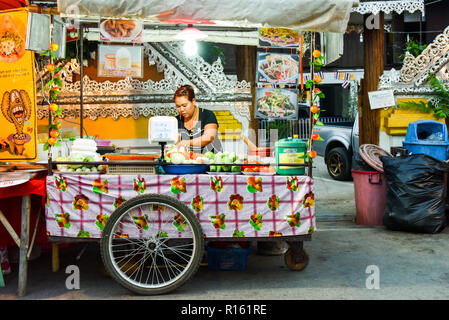 Notte del mercato alimentare, Pai Walking Street . Pai, Thailandia del Nord Foto Stock