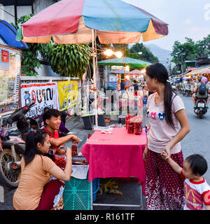 Pai Walking Street . Pai, Thailandia del Nord Foto Stock