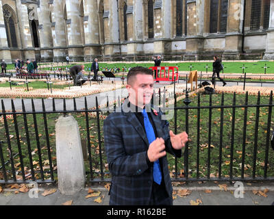 Tommy Robinson visite Abbazia di Westminster per pagare i suoi rispetti. Londra, Regno Unito, 06/11/18 Foto Stock