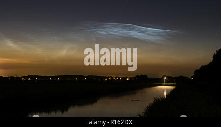 Noctilucent nuvole con un canale in primo piano. Questo raro fenomeno è stato osservato poco prima dell alba nei Paesi Bassi. Foto Stock