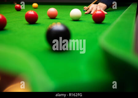 Giocare a snooker gioco - black ball shot Foto Stock