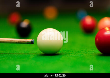 Gioco di biliardo - Il lettore puntando la bilia battente Foto Stock