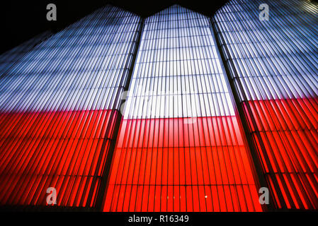 Polonia, Szczecin, 11 novembre 2018 L'edificio principale è rosso in bianco in occasione del 100th anniversario della Polonia che riconquista la sua indipendenza Foto Stock