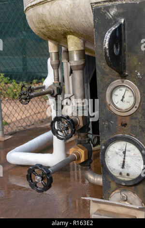 La vista dal basso di un liquido serbatoio di ossigeno con il pressure manometri nella parte anteriore e alcune delle liqud fuoriuscito e solidificato in ghiaccio sopra i tubi Foto Stock