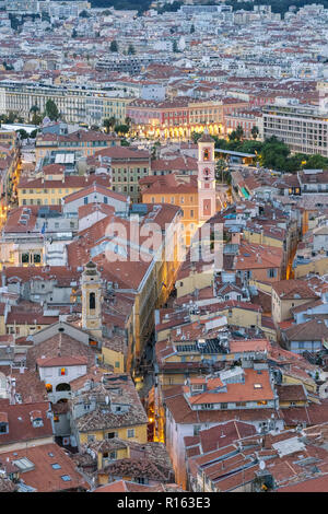 Pittoresca città vecchia di Nizza, Francia. Chiudere la foto di un vecchio case e chiese con piccole stradine illuminate di sera. Foto Stock