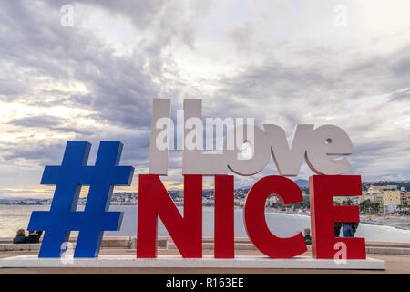 04 Novembre 2018 - Nizza, Francia. Coloratissima "Adoro Nizza' hashtag segno, apparso in Nizza dopo gli attacchi terroristici e ora sorge sulla Promenade Des Foto Stock