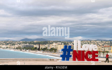 05 Novembre 2018 - Nizza, Francia. Hashtag colorati "Adoro Nizza' segno, costruito a Nizza, dopo gli attacchi terroristici. Foto Stock