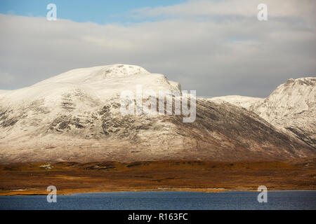 Guardando sopra Loch Glascarnoch verso il Beinn Dearg hills, Scotland, Regno Unito. Foto Stock