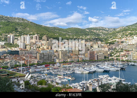 Vista panoramica con il blu del cielo di La Condamine e yacht di lusso in sosta in porto Ercole nel Principato di Monaco. Foto Stock