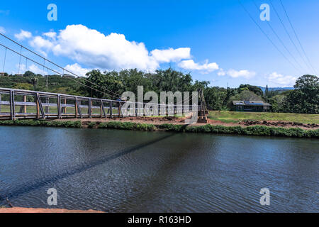 Vista della oscillazione Hanapepe ponte sopra il fiume Hanapepe in Kauai, Hawaii Foto Stock