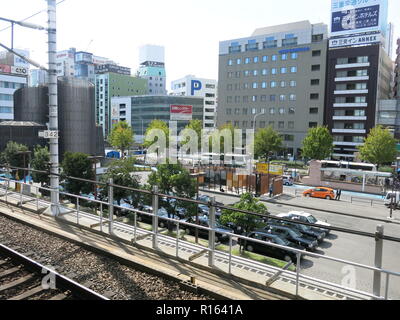 Una vista dei binari del treno e la città dalla stazione di Nagoya, Giappone centrale Foto Stock