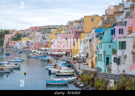 Marina Corricella, colorato villaggio di pescatori sull'isola di Procida nel Golfo di Napoli, Italia. Foto scattata dalla scogliera. Foto Stock