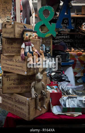 Londra, Inghilterra - 15 settembre 2018 coperti Old Spitalfields Market a Tower Hamlets . Vecchie foto, telecamere, i film e i font tipografici Foto Stock