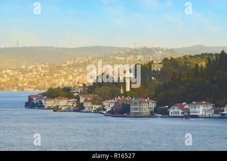 Vista della parte asiatica di Istanbul e sul Bosforo dalla cima della collina Foto Stock