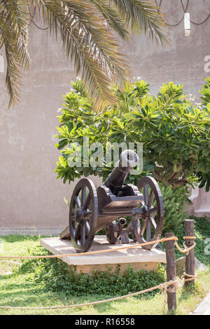 Due ruote di cannone in miniatura artiglieria presso il Villaggio del Patrimonio Culturale, Abu Dhabi, Emirati arabi uniti Foto Stock