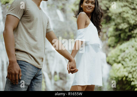 Coppia adorabile godere banyumala cascata bali insieme Foto Stock