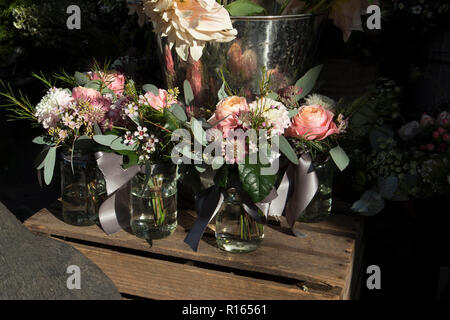 Colorato e varietà di fiori venduti nel mercato di Londra. Foto Stock