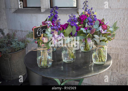 La colorata varietà di fiori venduti nel mercato di Londra. Foto Stock