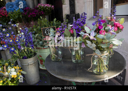 La colorata varietà di fiori venduti nel mercato di Londra. Foto Stock