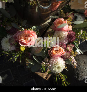 La colorata varietà di fiori venduti nel mercato di Londra. Foto Stock