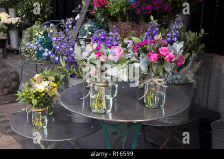 La colorata varietà di fiori venduti nel mercato di Londra. Foto Stock