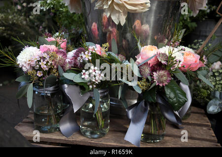 La colorata varietà di fiori venduti nel mercato di Londra. Foto Stock